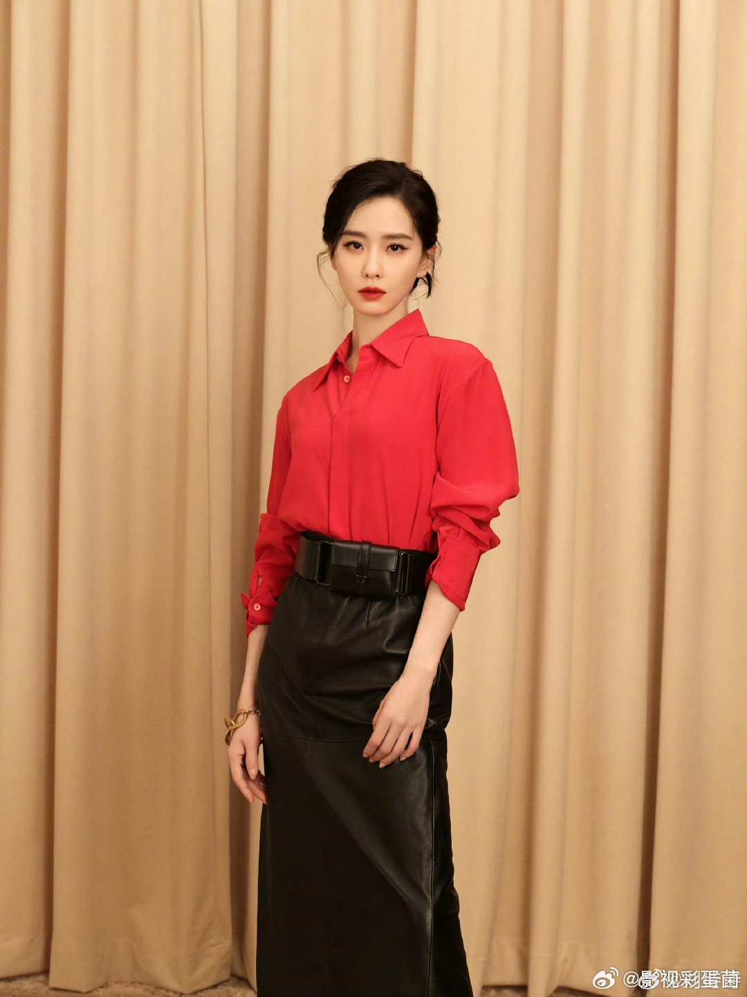 #刘诗诗水雾朦胧侧影##刘诗诗黑天鹅红唇妆# ​我哭死 刘诗诗太美啦 ​​​