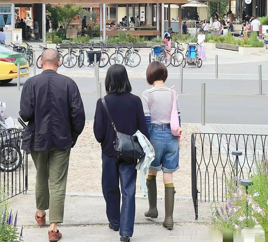 网友在阿那亚偶遇鲁豫，她这一身还挺好看的，本人很显小！但其实她今年都56岁了，人