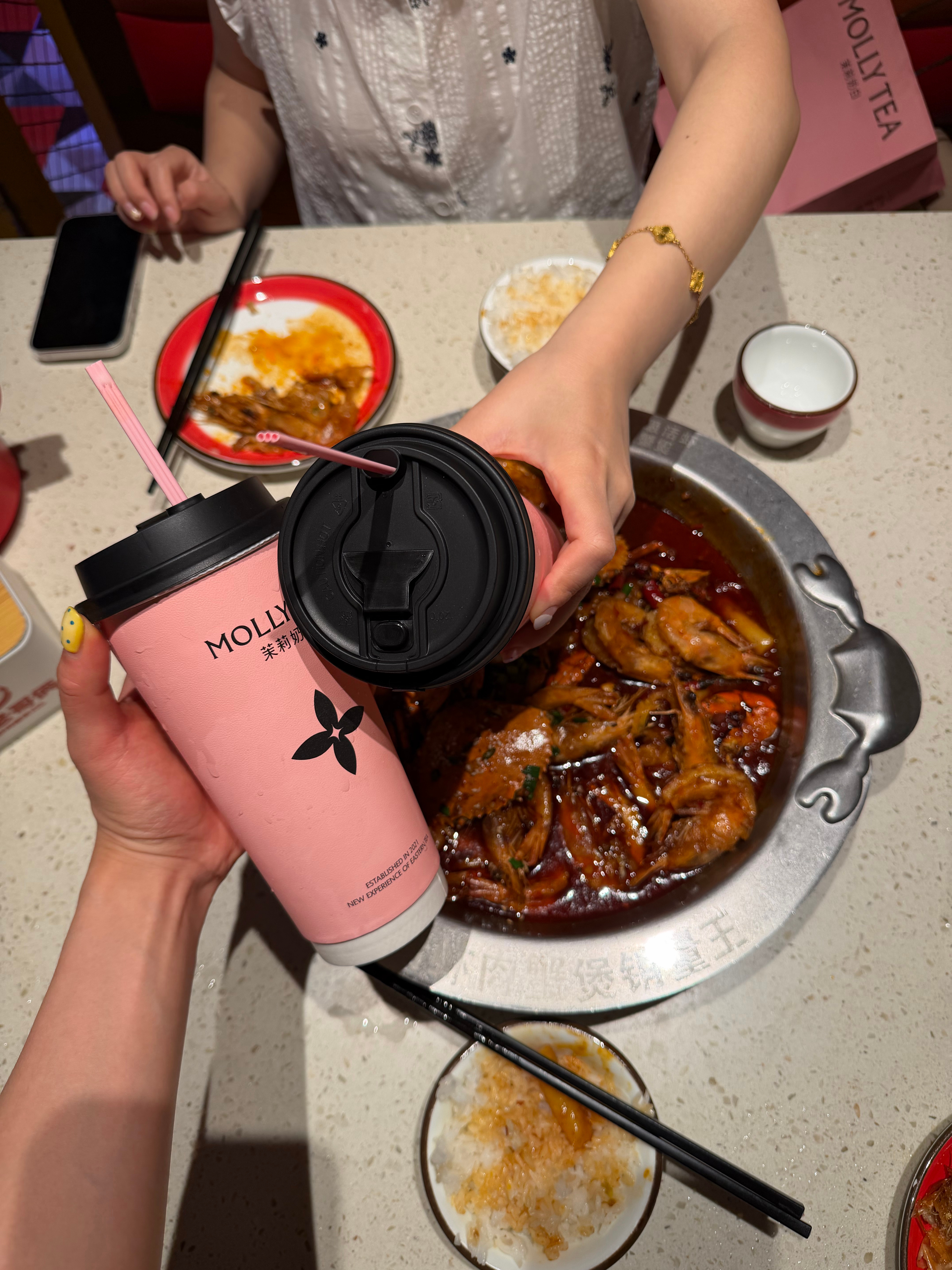 这个包我几年前拥有的，那会觉得颜色有点显老，从来没背出去过，现在可以背了，因为现