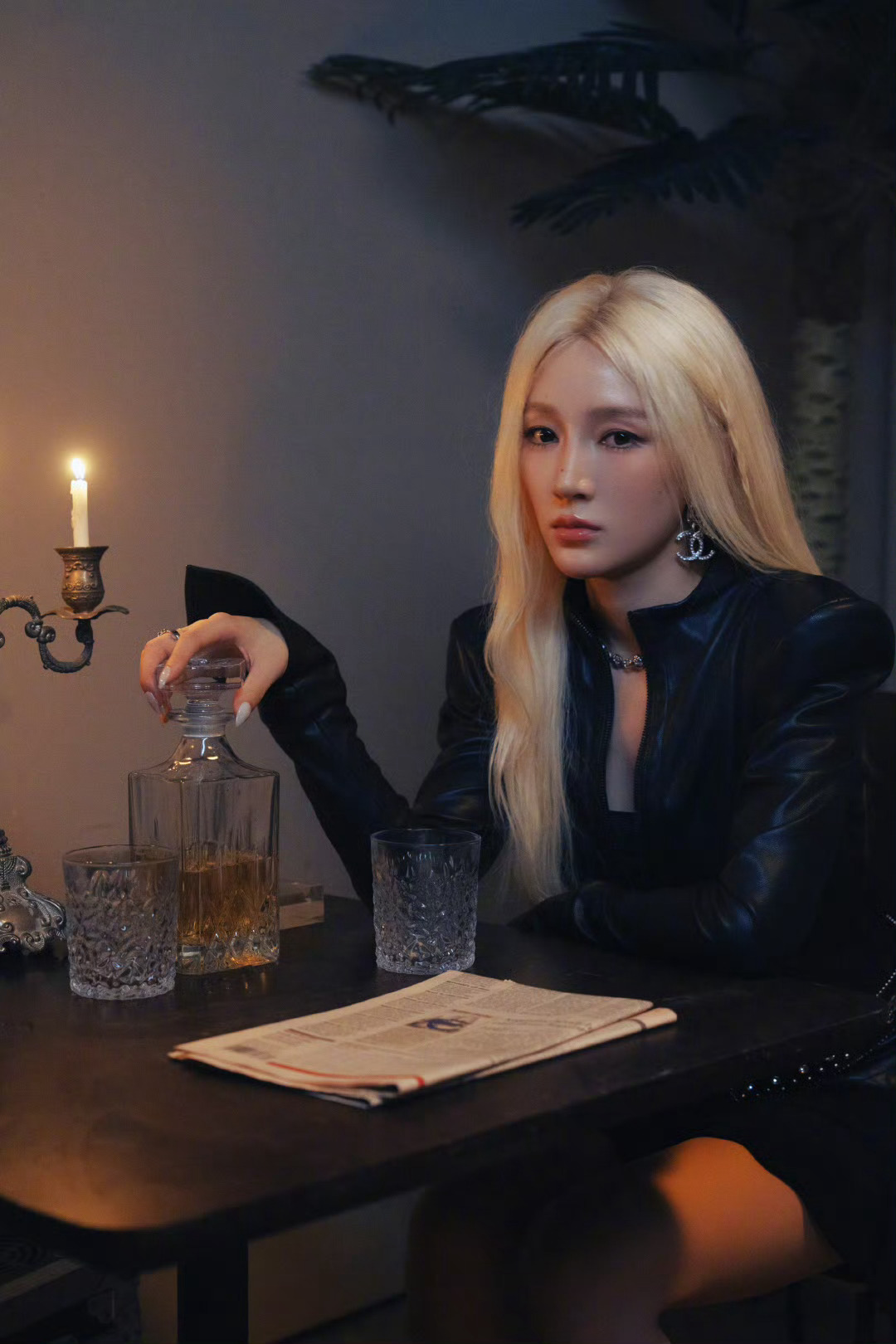 孟佳 金发 孟佳及腰金发配全黑造型，仿佛暗夜中燃烧的火焰！耀眼的金与深邃的黑碰撞