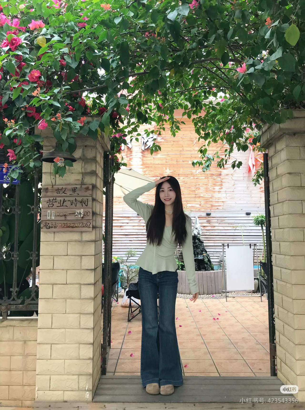 阳光明媚的午后，少女在花海中微笑