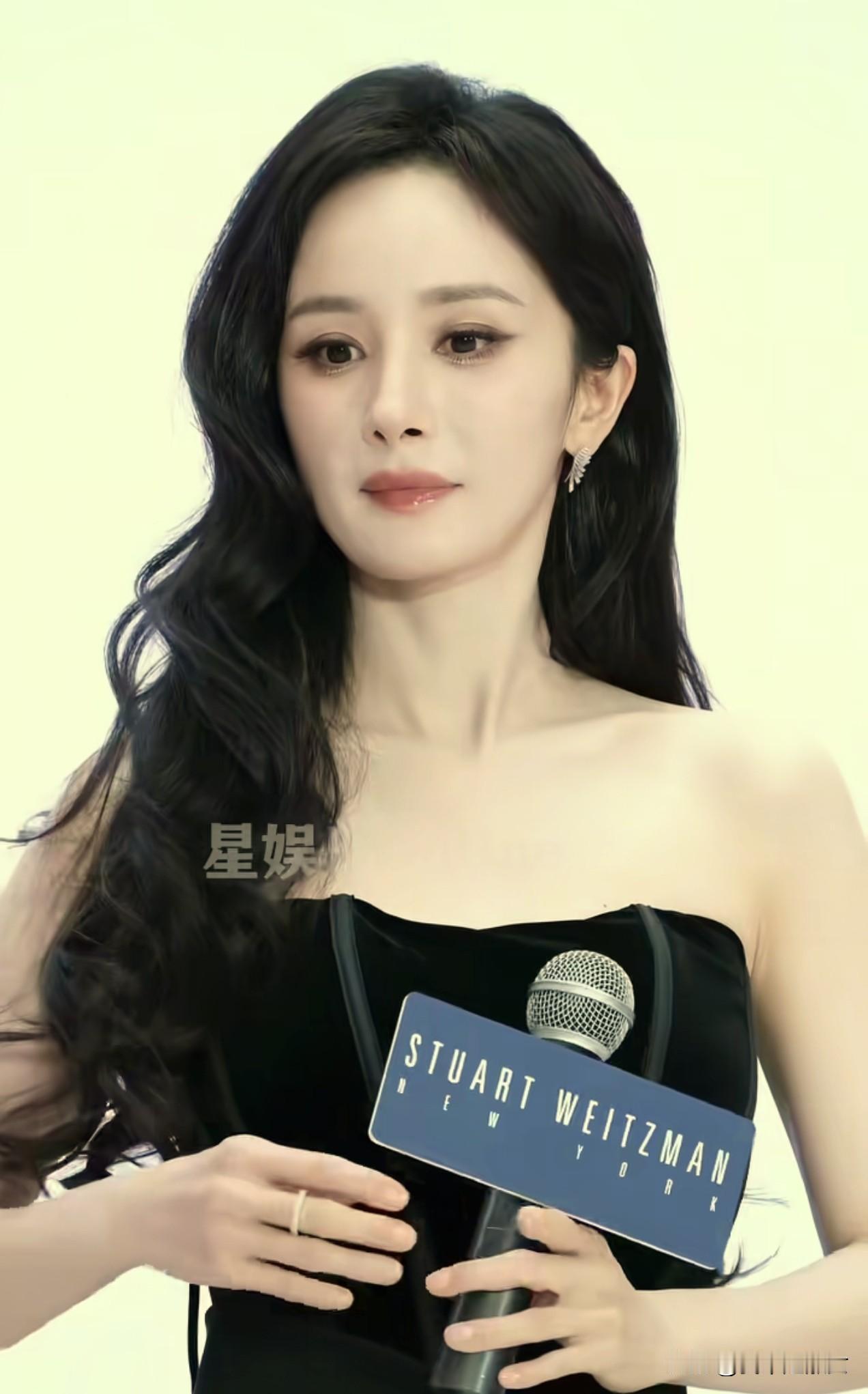 我闺蜜在线下见过杨幂，
回来偷偷和我说，
你以后别再说杨幂是美女了，要我说，她明