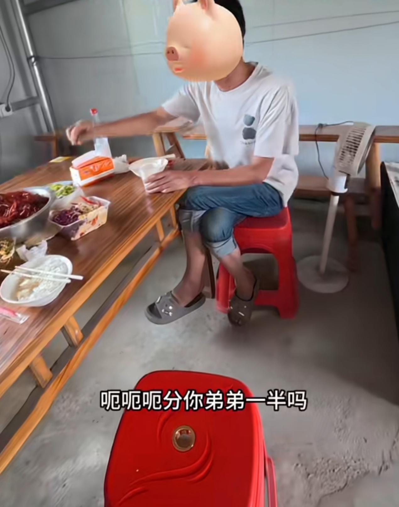女儿回娘家，父亲张口就说让女儿把女儿买的房子分给弟弟一半，女儿反问说那怎么不把宅