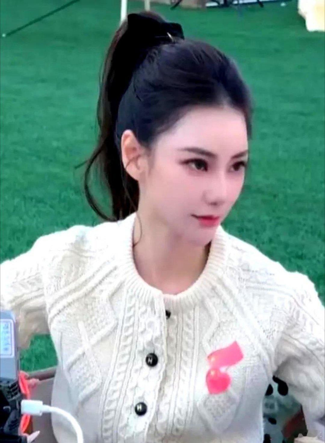 家族群里的消息突然炸了。小S发了段视频，黄春梅和具俊晔围着两岁的小娃娃转圈，孩子