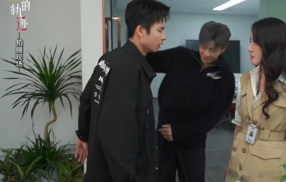她的轨迹男女主反强制搞纯爱男主和女主这才是正常的相爱关系。双向奔赴的纯爱，这才是