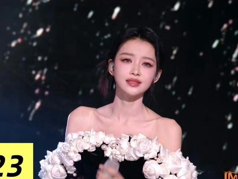 32岁的孙怡
你可以离婚，也可以自己带孩子，但是你真的不能没有背景。

所以她这