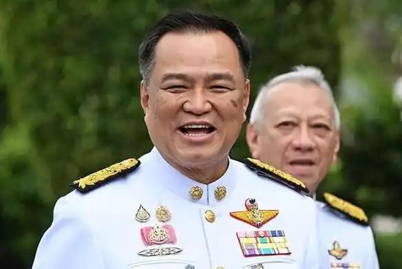 [微风]再次出任泰国总理的阿努廷，很快就用一个动作引爆舆论：他宣布把自己的座驾从