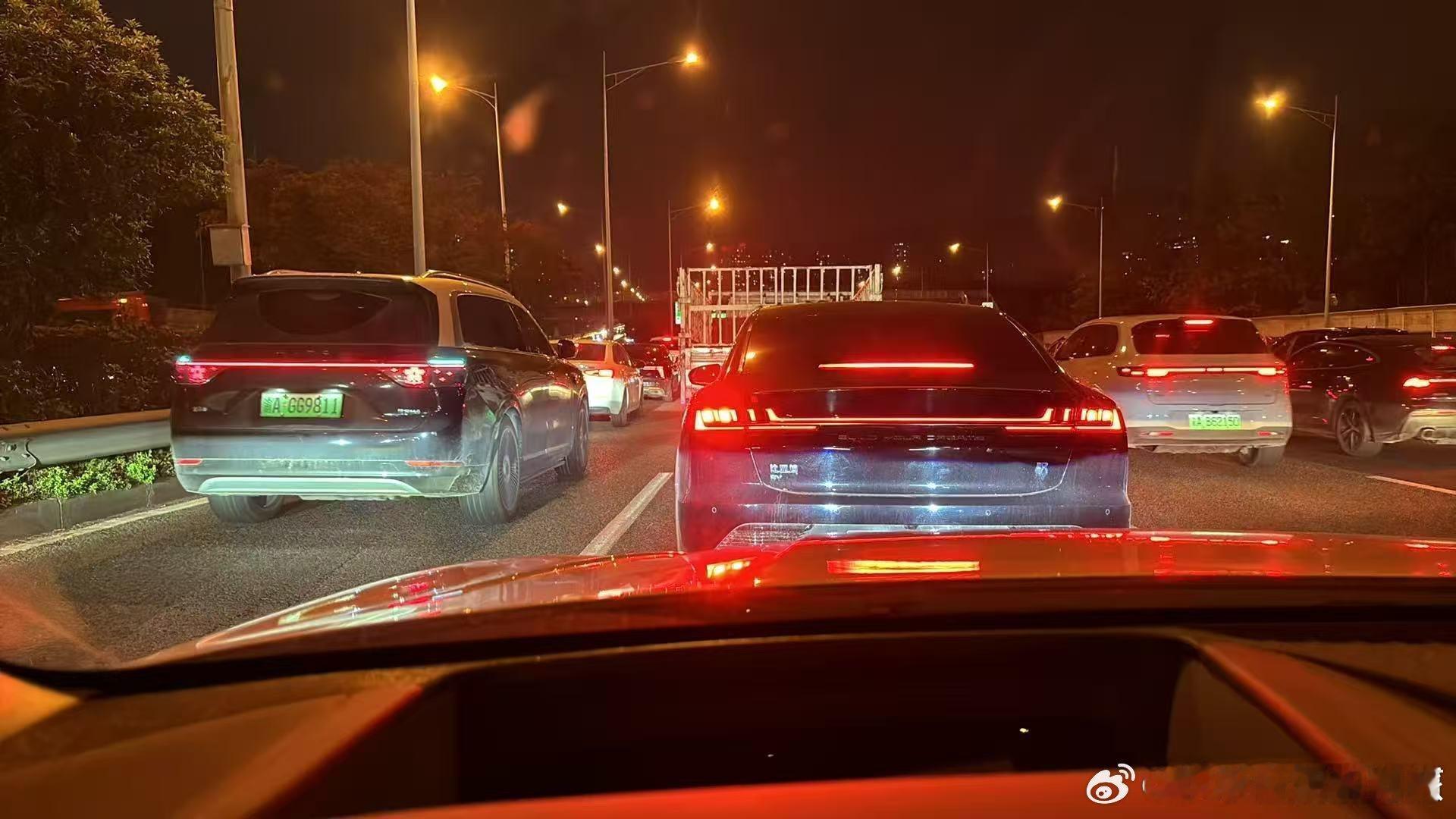 首批享五一出行福利的人已抵达五一出游不用花费太多，首批福利享受者已抵达游玩胜地，