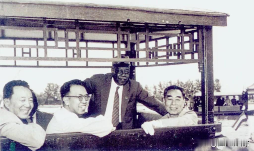 【周总理历史上的今天——5月17日】
1964年5月17日上午，周恩来总理陪同正