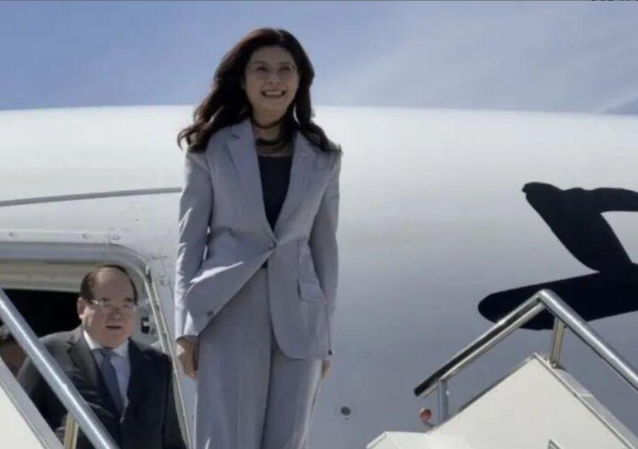 别看就8个人登机，这一架飞机抵得上十个航母战斗群！你真以为这就是一次普通参访、走