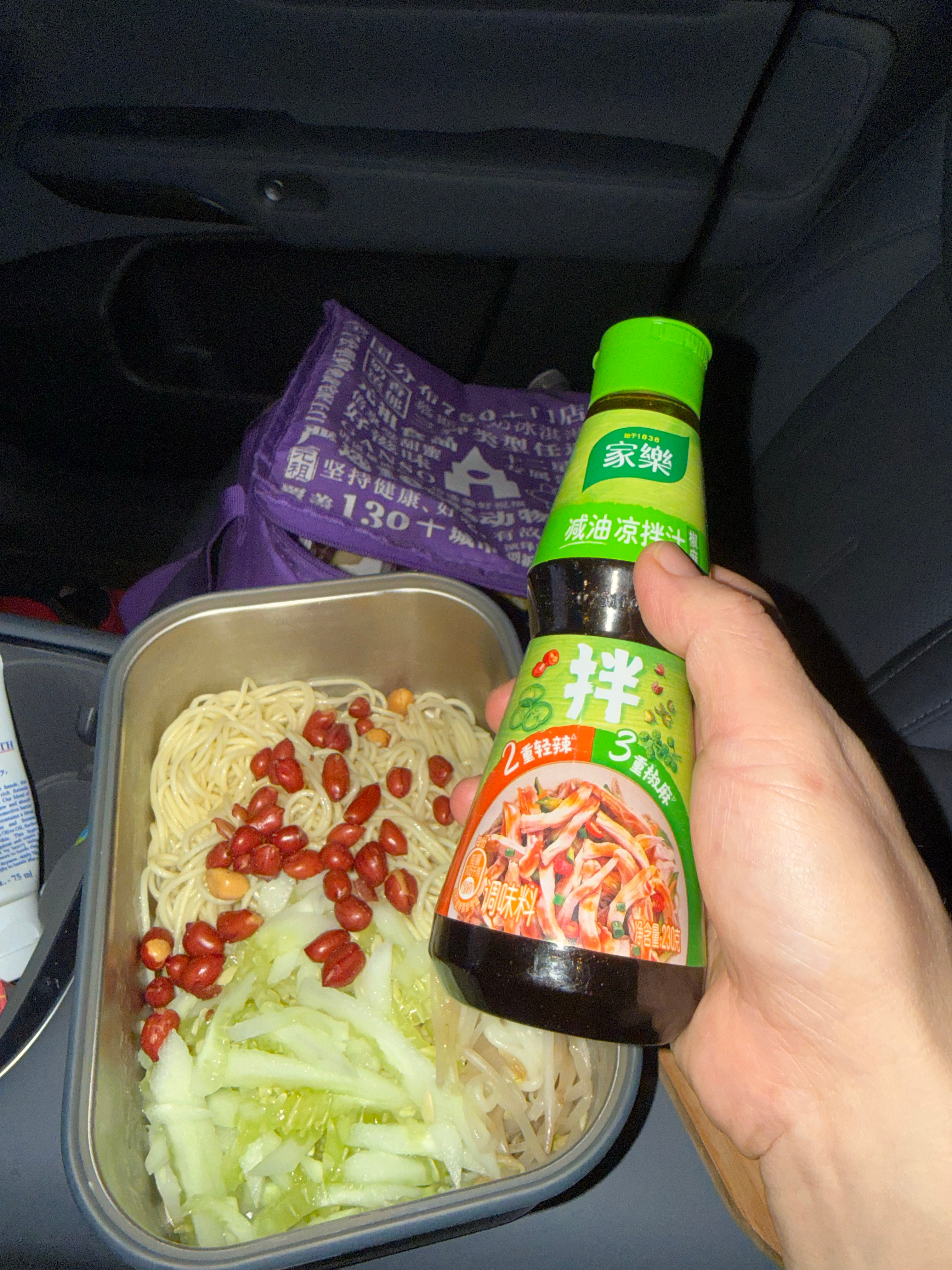 车上拌好凉面，小学生直竖大拇指