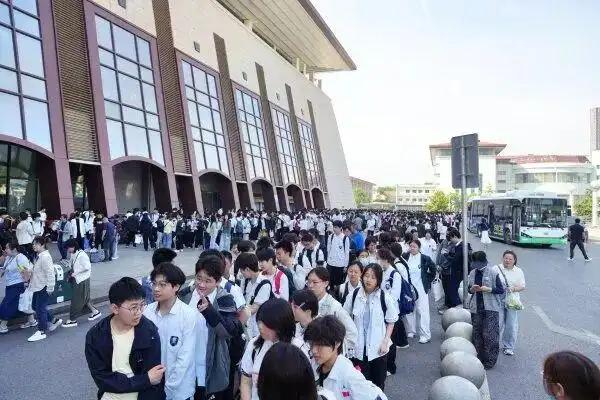 1700 名初三师生包下整列绿皮车，中考前开启减压慢游

5 月 10 日上午，