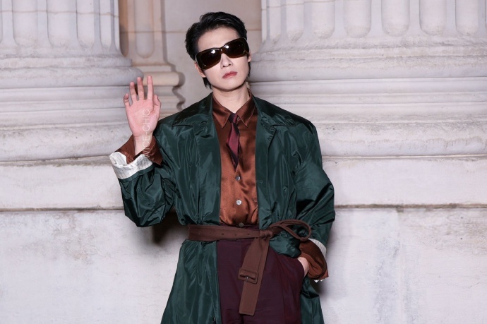 魏大勋巴黎街拍路透魏大勋天生就是超模来的！