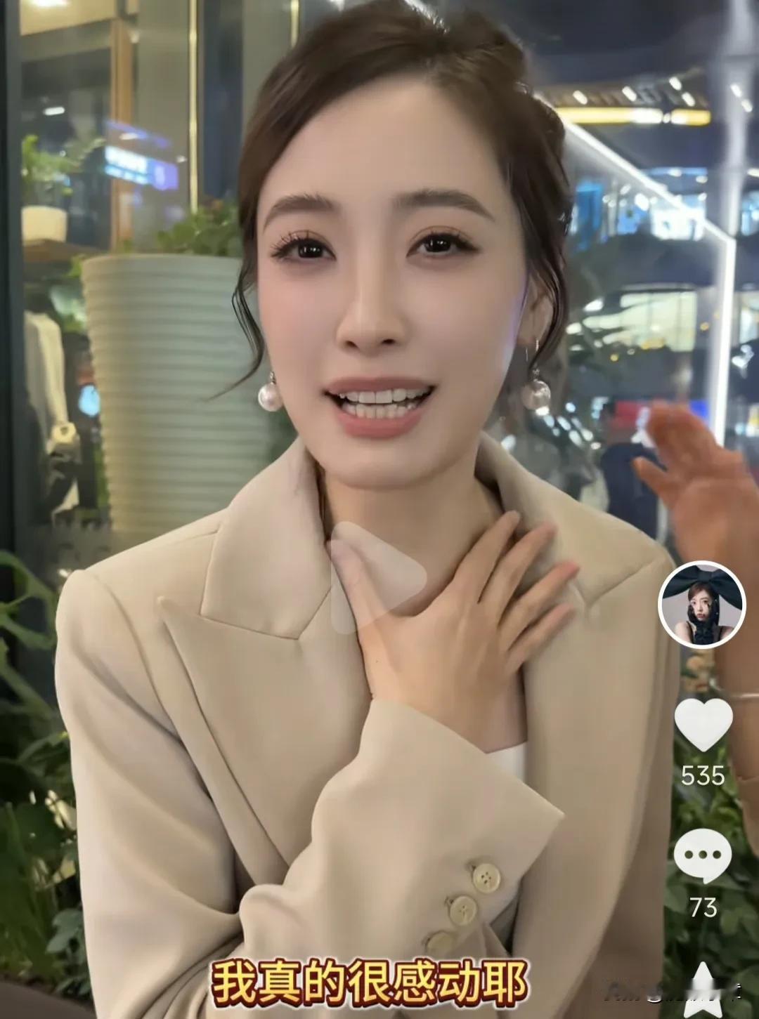 东方卫视主持人司雯嘉其实观众缘不错！
最近她与同事灏哲在上海某商场录制视频，围观
