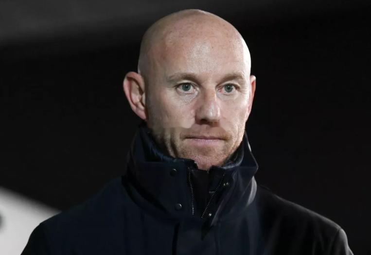 前曼联中场尼基·巴特认为，球队短期内根本看不到好转的希望，内外的混乱程度足可以用