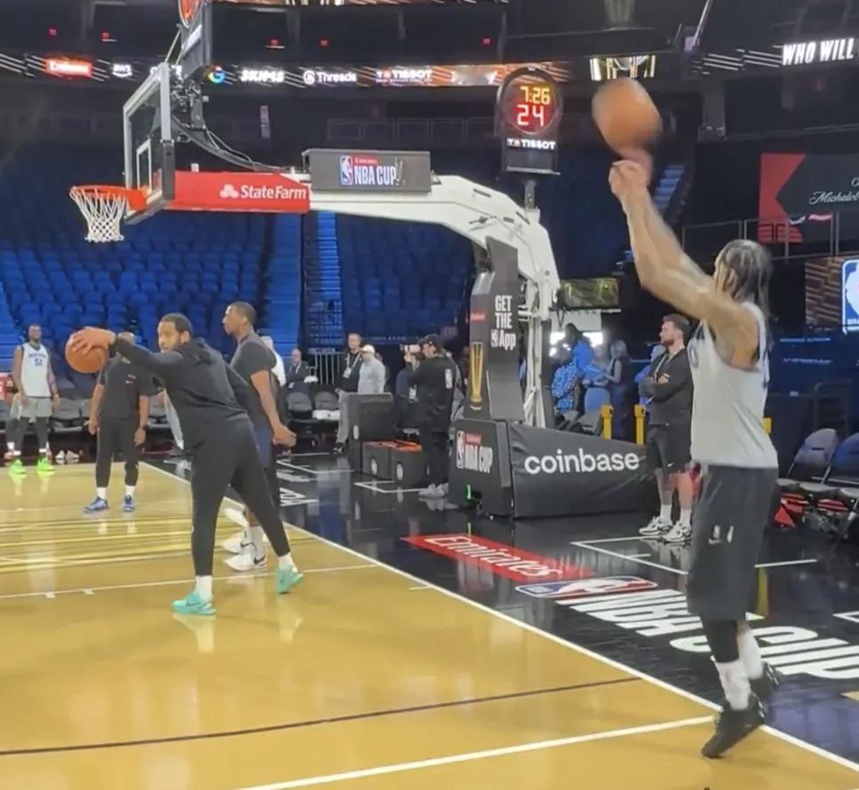 尼克斯后卫乔丹·克拉克森最近训练时上脚黑色款SHAI 001！马刺vs雷霆雷霆大