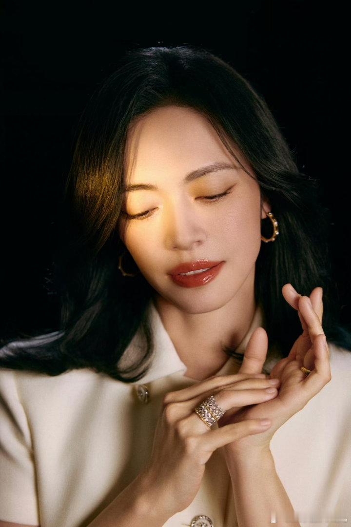 姚晨话剧非穷尽列举 有人质疑结局太理想化，儿子主动自首像是“包饺子”。但编剧苏茜