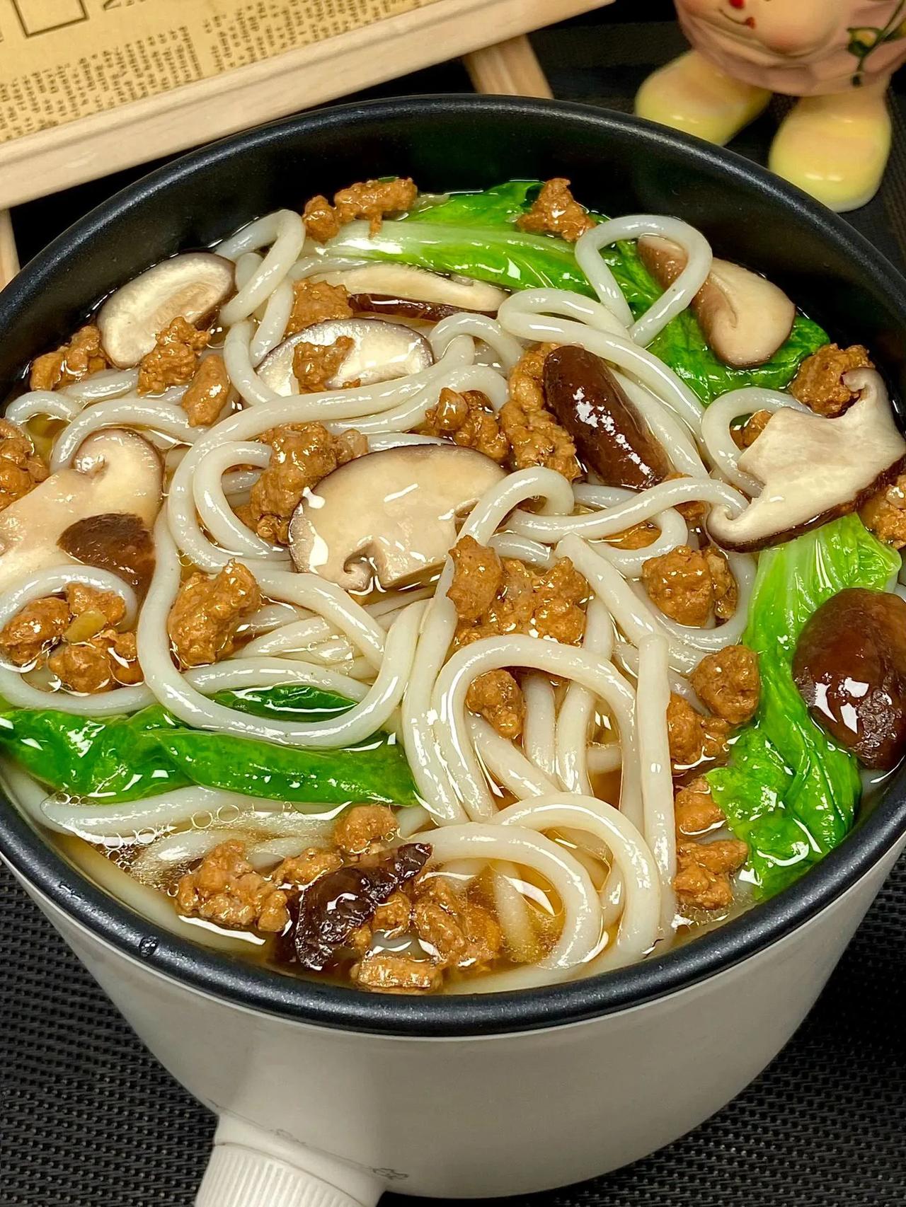 领导让我加班，我下班关了电脑就走了！
下班快速回家就是为了这碗清清爽爽的香菇肉酱