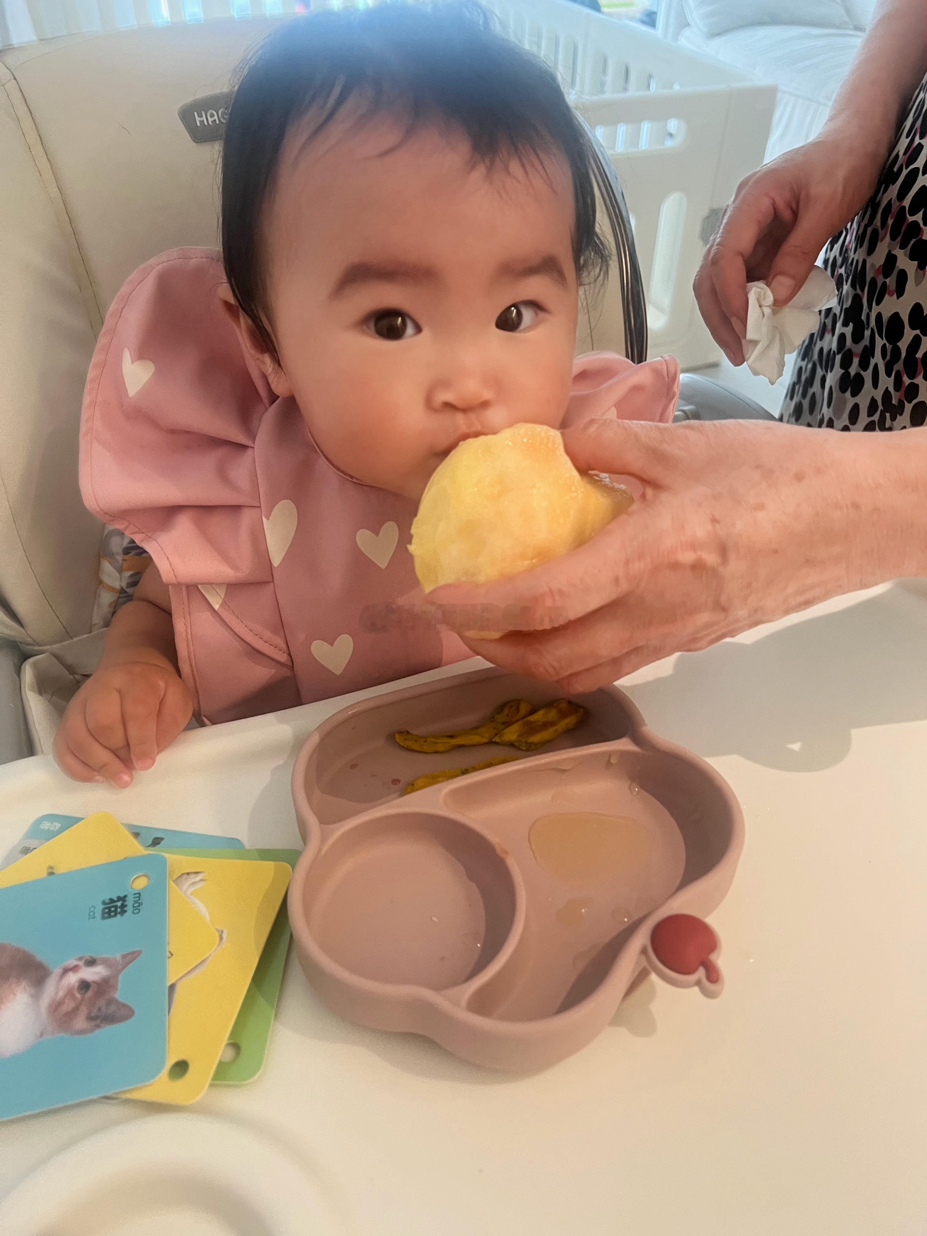 撅嘴 瞪眼睛👀 会拍照了