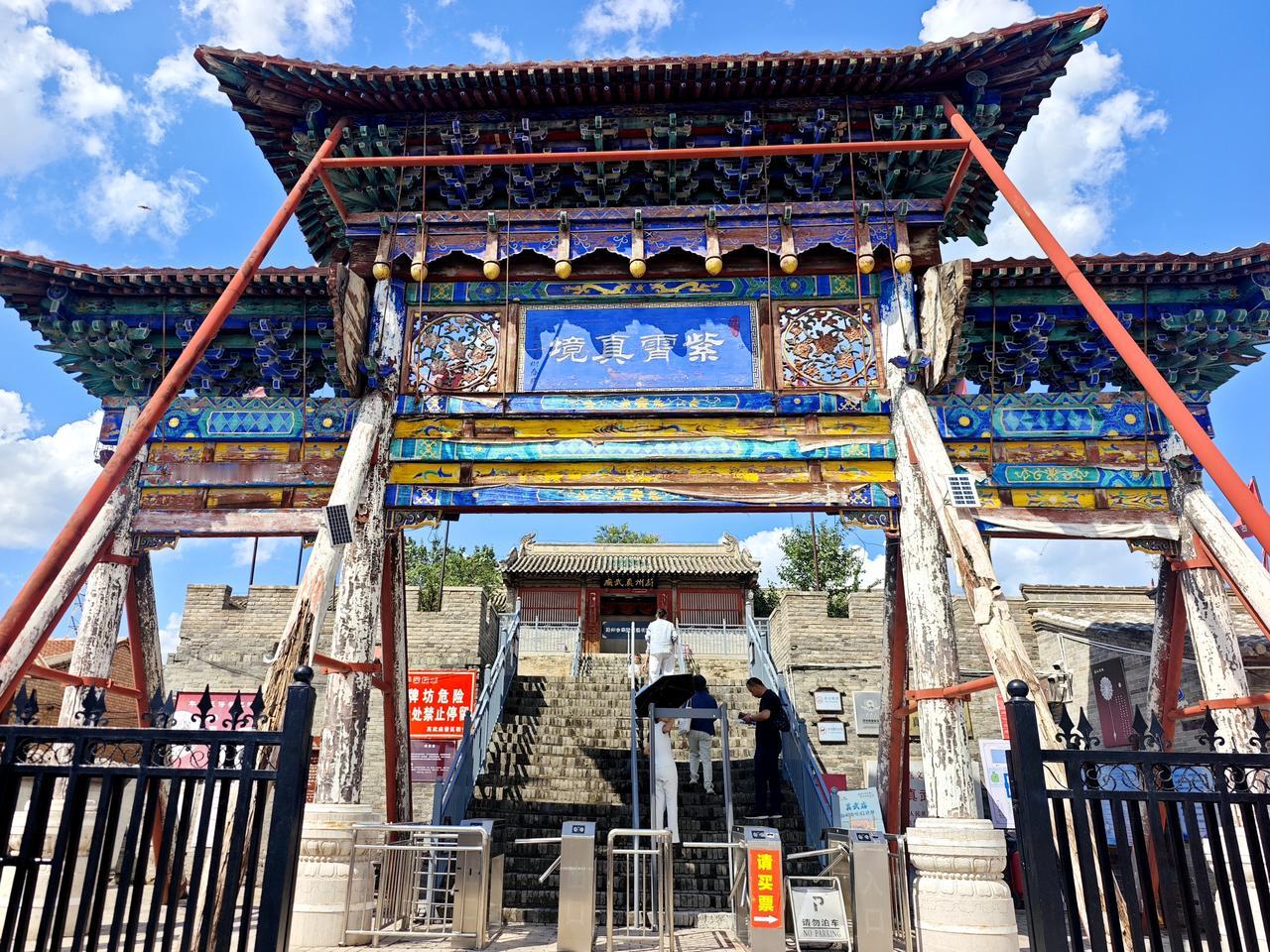 蔚州真武庙，不同于郊外古堡残庙的苍凉，烟火与古建并存。曾经这里香火缭绕，戏台锣鼓