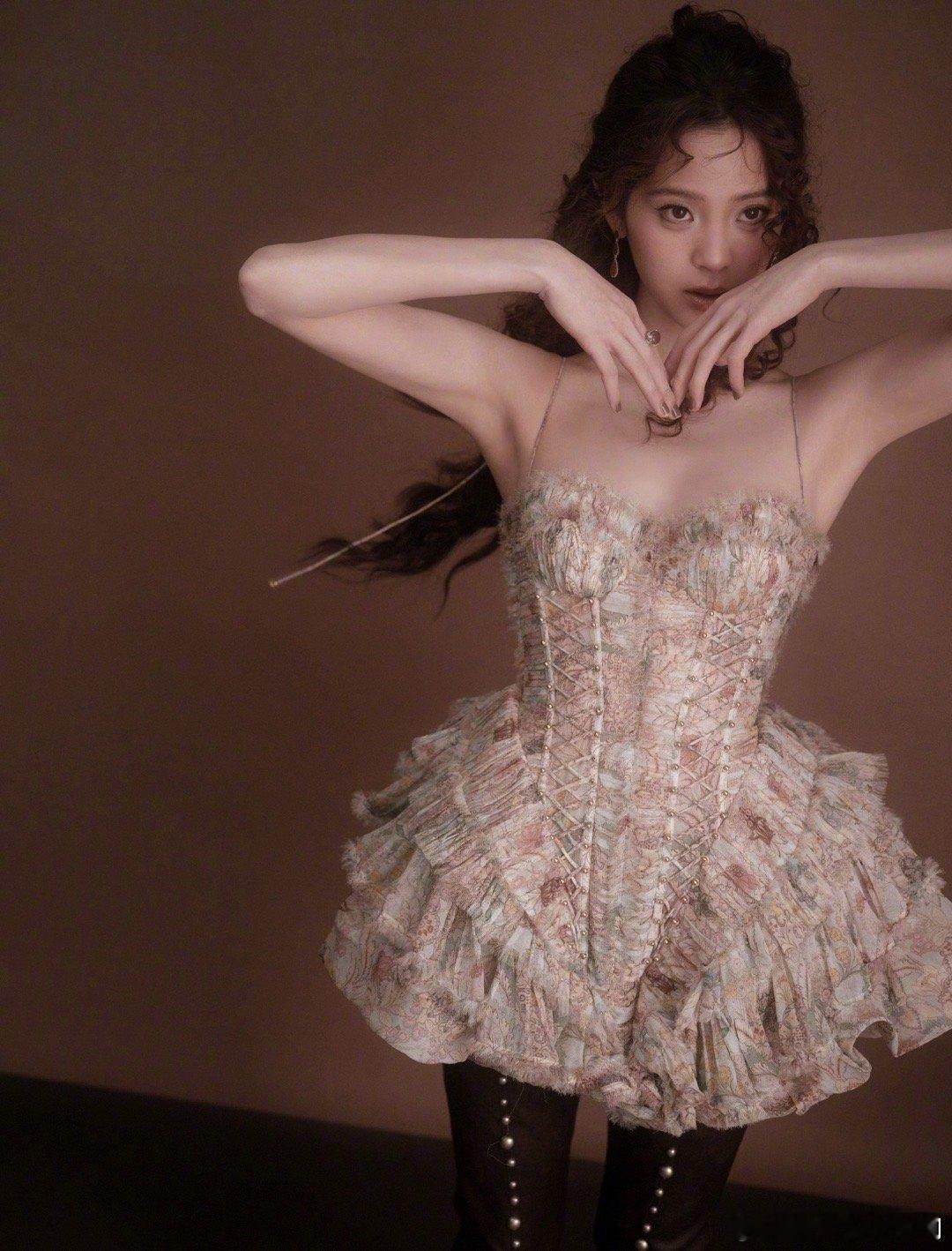 欧阳娜娜解锁云朵舒芙蕾穿搭 像云朵舒芙蕾般轻盈，呼吸感满满，甜度刚好，漂亮得让人