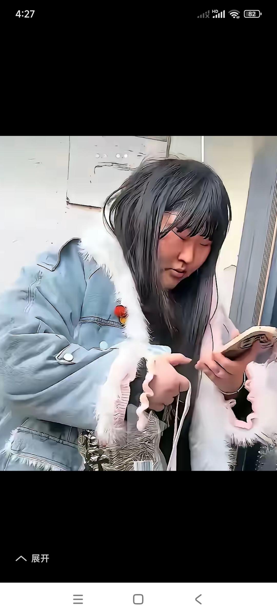 你们看朱之文的姑娘朱雪梅，已经结婚了，还不知道修饰一下自己。

那头发都擀毡了，