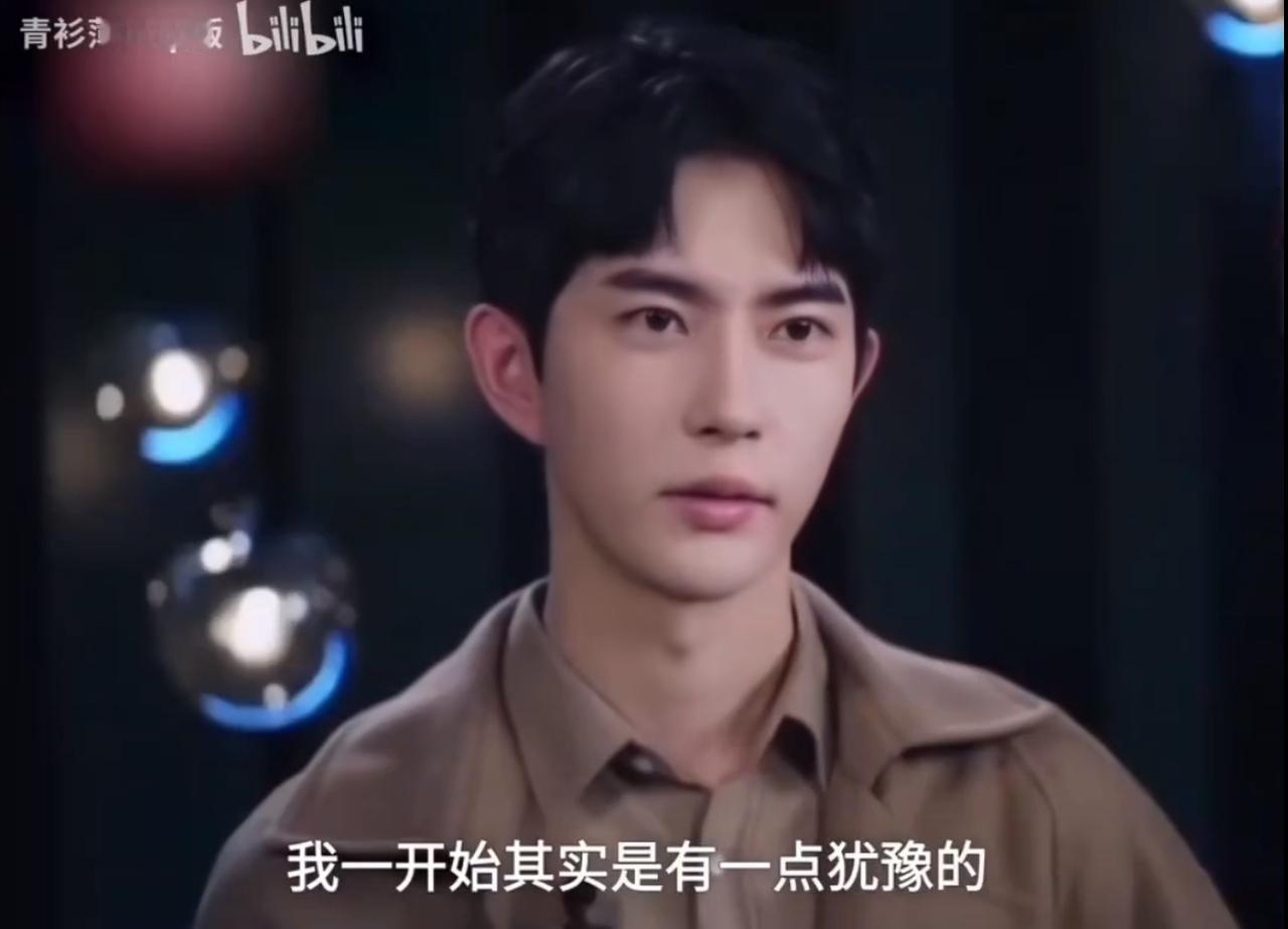 原来小于当初参加《追光吧！哥哥》，

并非是自己愿意的，

节目组在采访他的时候