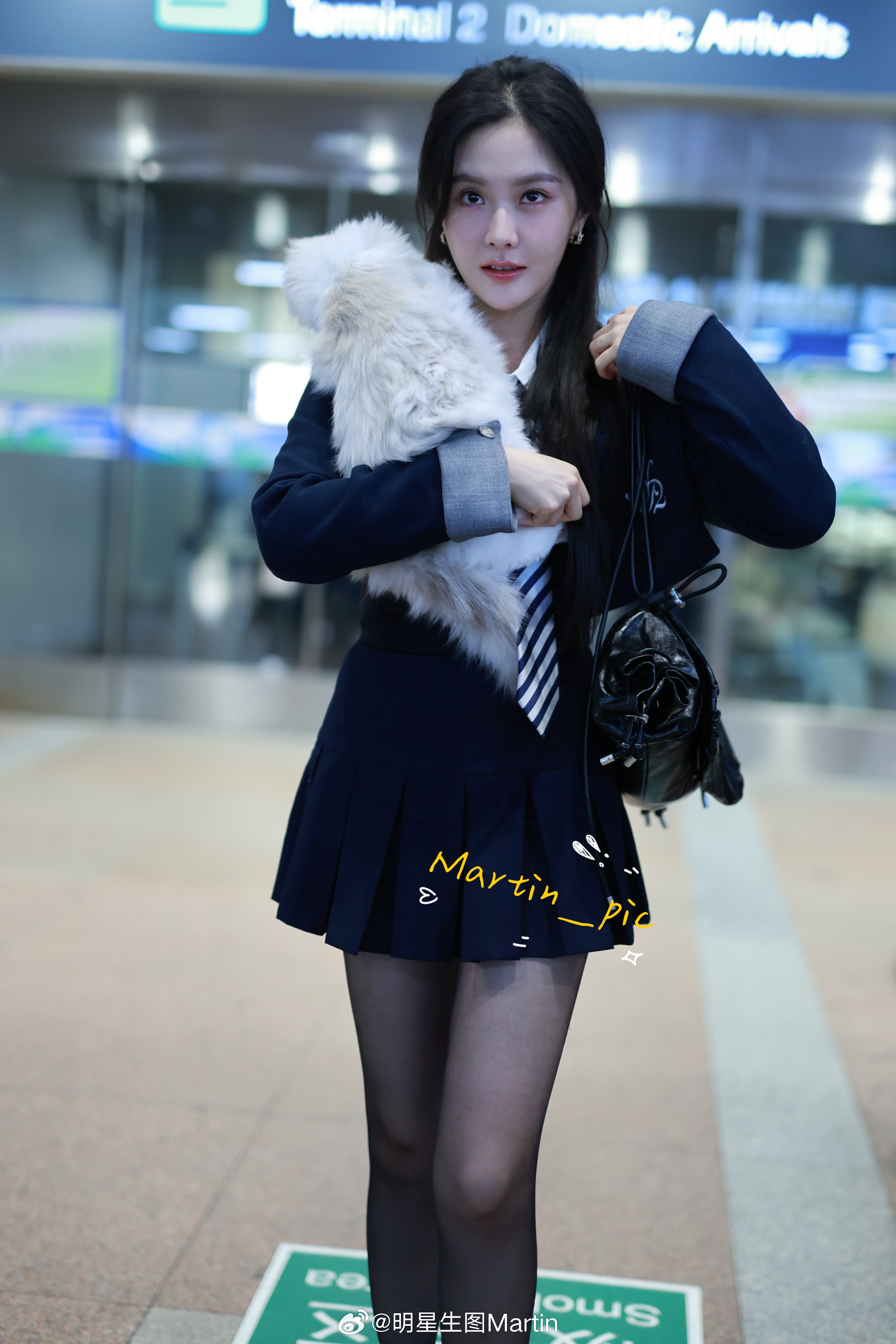 #王艺瑾[超话]#  王艺瑾 241019 PEK到达~谁家小猫这么可爱[微风]