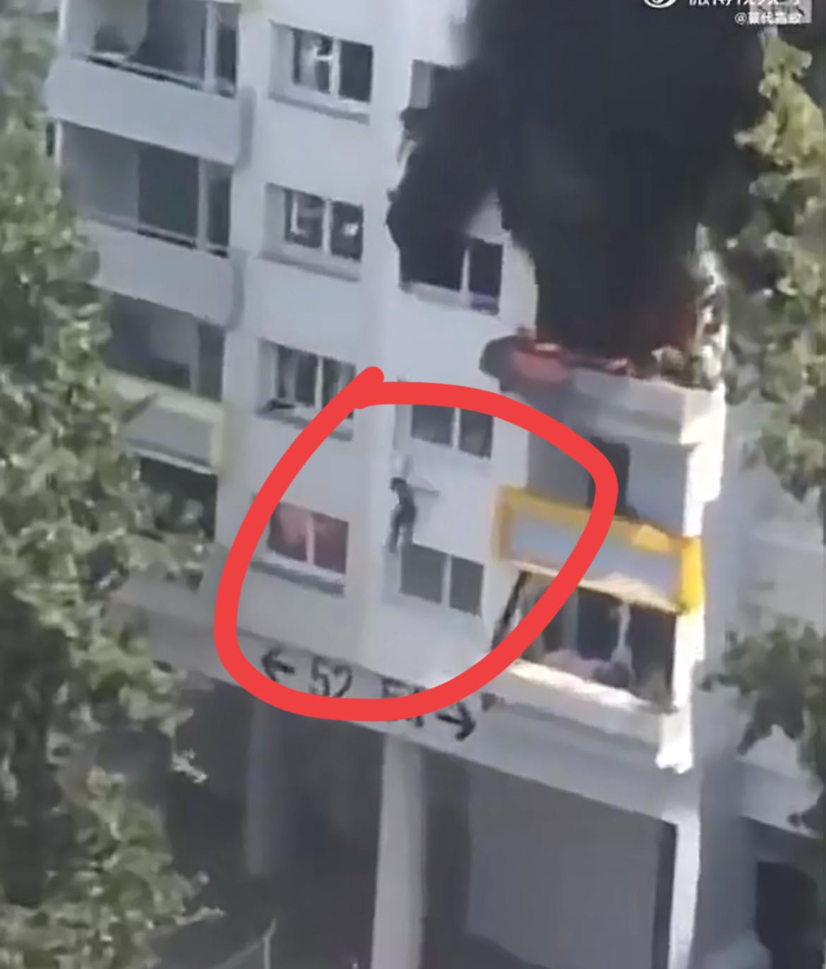 法国一栋公寓起火，家里两个小孩紧急逃生，楼下的徒手接住了他们，小孩没有受伤，下面