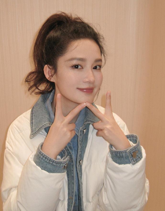 李沁工作室发了个小动作，粉丝直接炸锅。
一句话：吃了吗？
这四个字，顶俩大新闻。