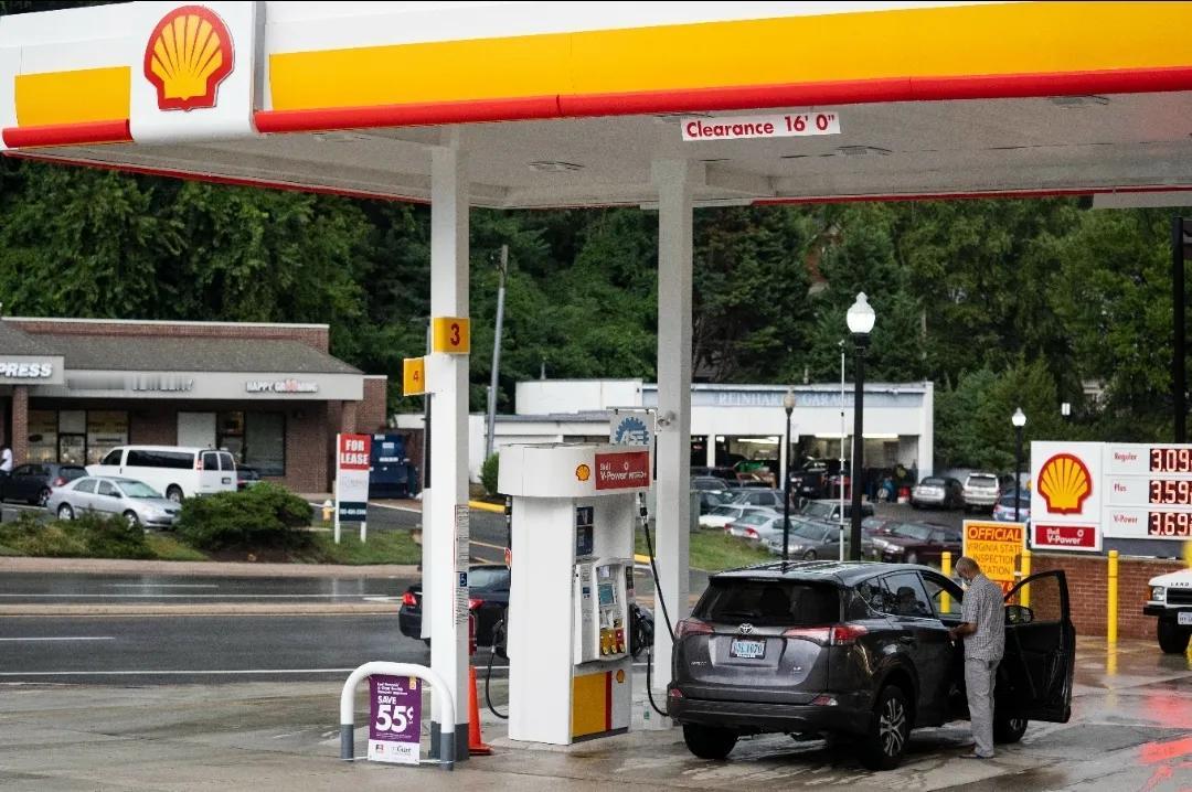 美国汽油为何那么贵？在美国原油价格是57.13美元一桶，非常的低廉，如果交给马来