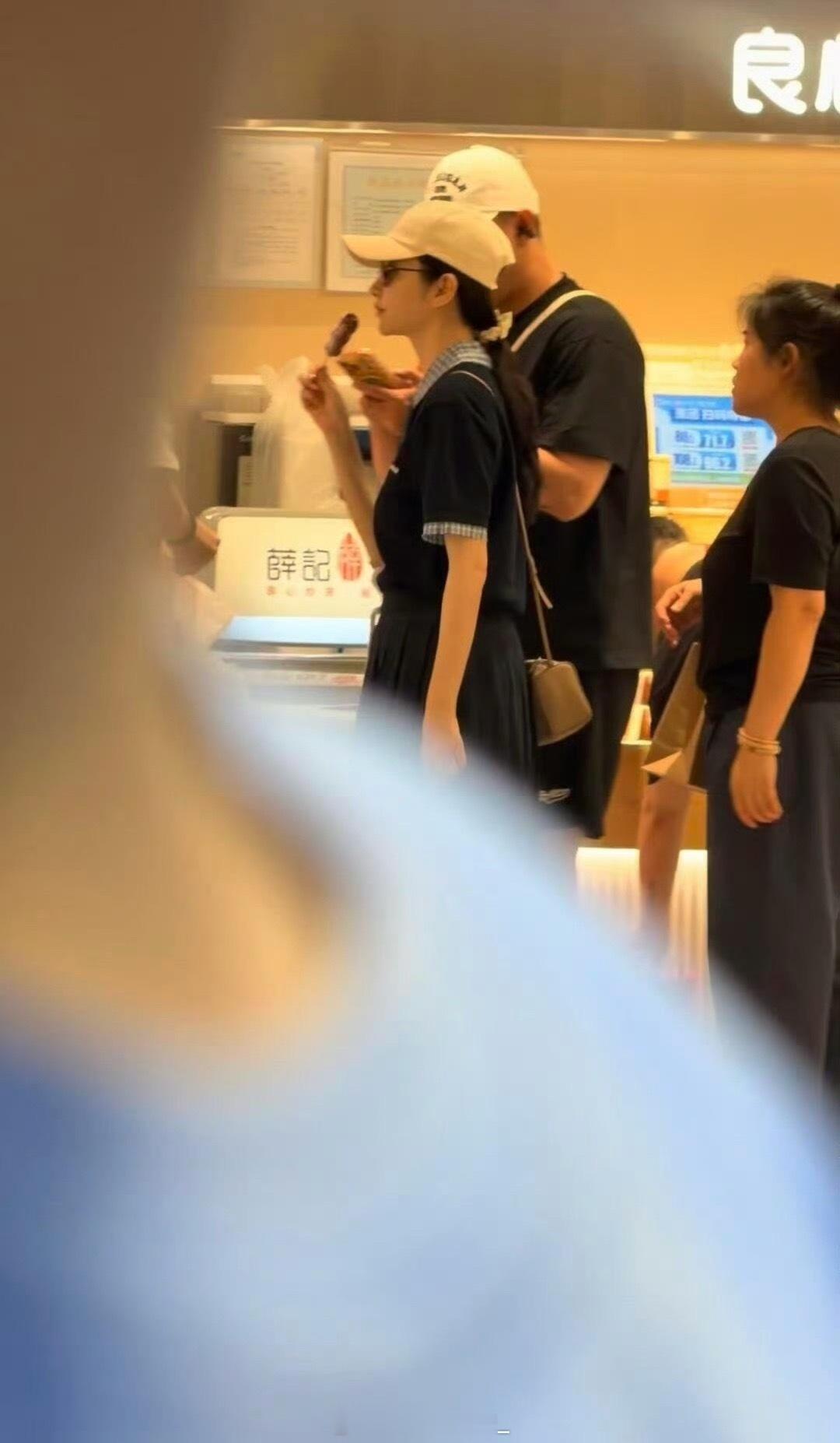 景甜风波后的状态偶遇景甜逛商场  网友拍到景甜最新动态，在万象汇商场偶遇，消瘦不