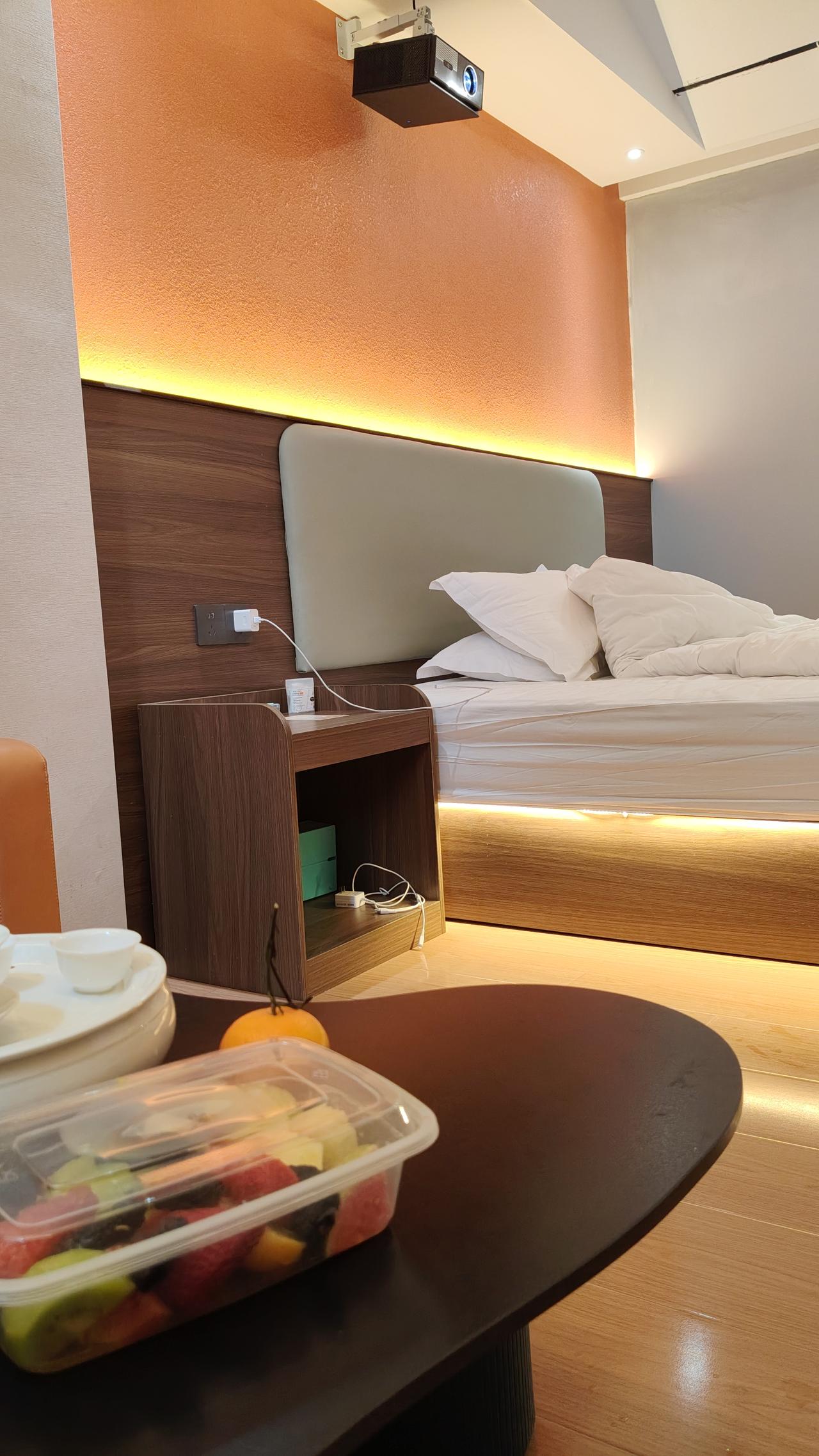 起风喽
原本热闹的外摆一下清静啦
剩下挂在窗棂的铃铛叮当叮当作响
铺头里的客人忙