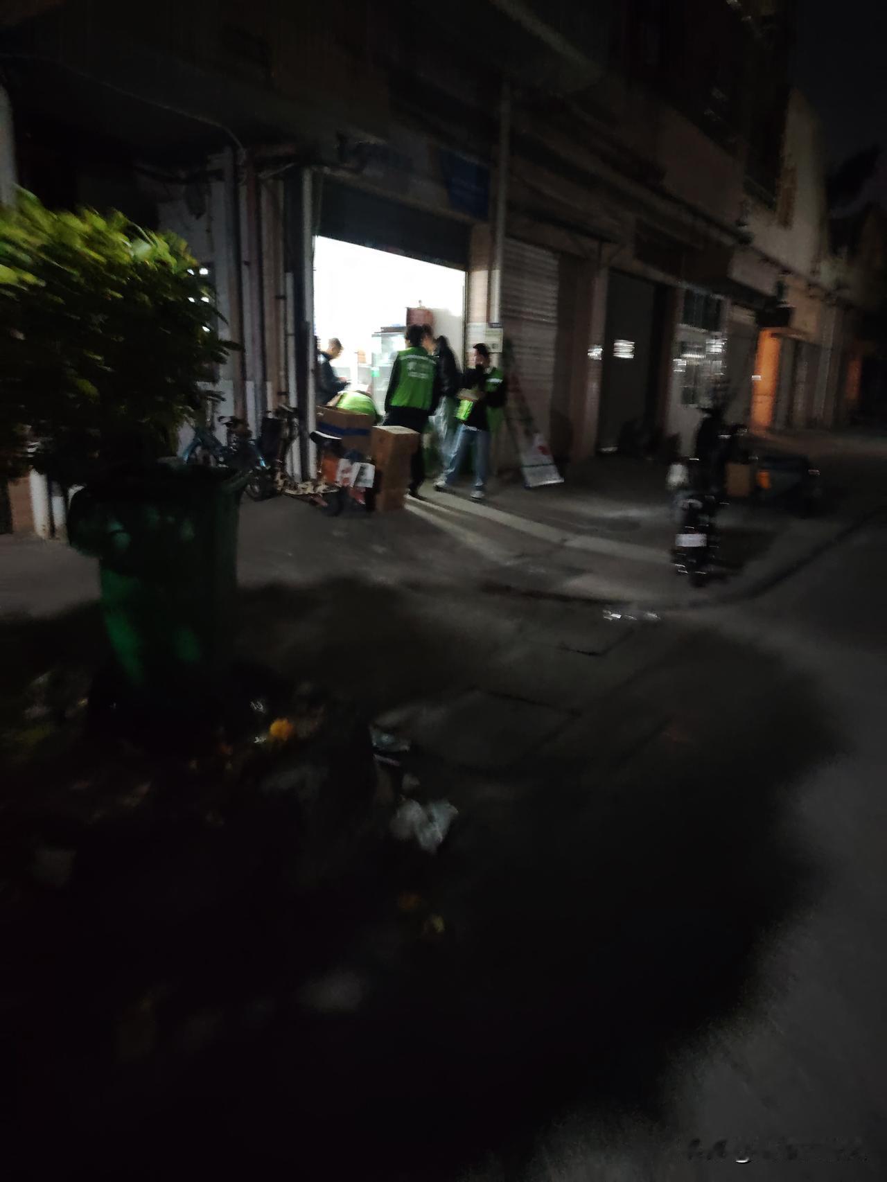 路过市场发现十来个穿印有小象超市的人，在那拿着传单，邀请路过的人注册，说是下单后