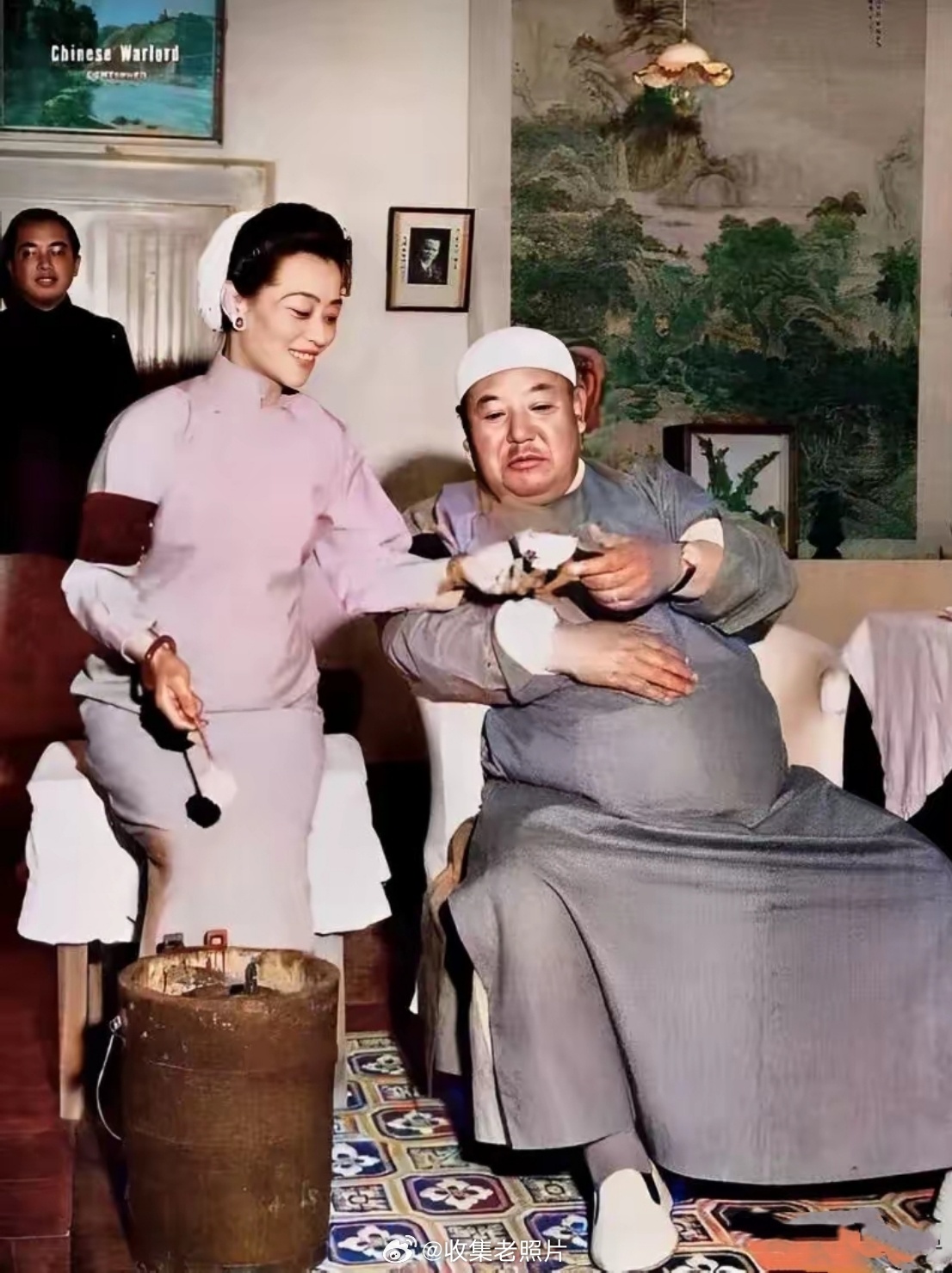 1956年，美国。“宁夏皇帝”马鸿逵，从四姨太手里接过酸奶。300斤的他腆着草包