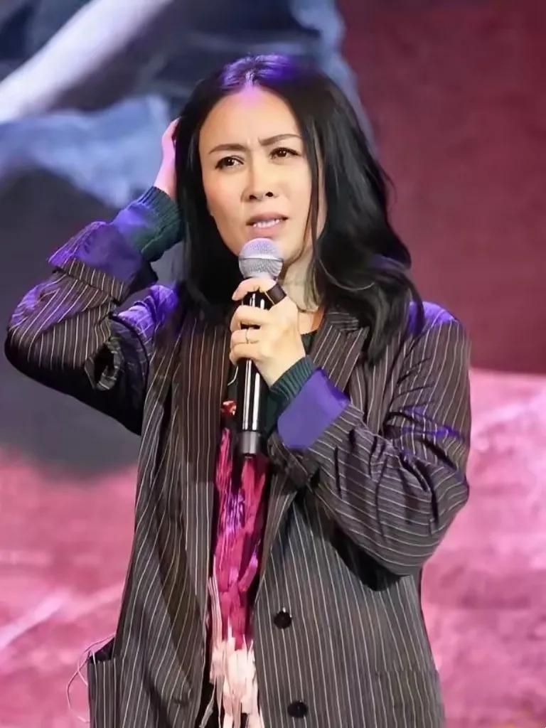 那英自从澳门演唱会“十·一国庆节”口误说成“五·一劳动节”尴尬翻车之后，受到了打