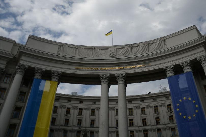 乌大使呼吁乌克兰人战斗到底，却强调自己只能灵魂支持，肉体不能加入战斗。

新华社