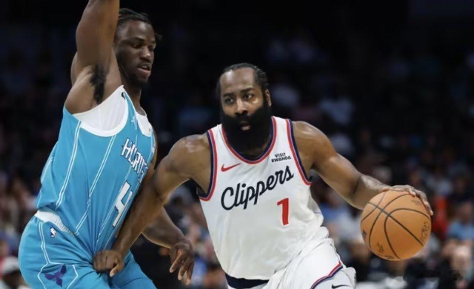 NBA常规赛，快船客场131-116大胜黄蜂，终结3连败。哈登在球队7连客之旅的