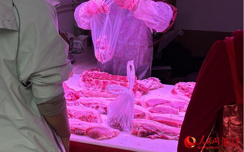 新规落地都两年了，菜市场的生鲜灯居然还在“发光”，这简直离谱！人民网记者在浙江调