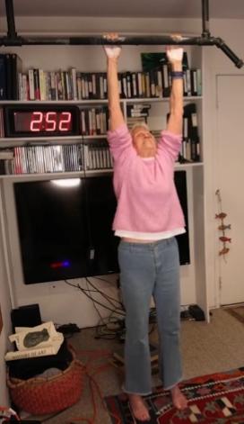 【一位90岁的老奶奶在单杠上悬挂了近三分钟，创造了吉尼斯世界纪录。 】美国选手安