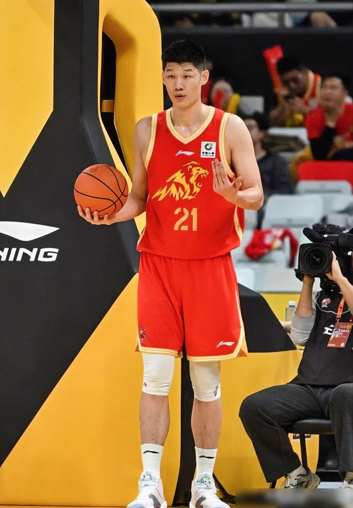 一记犯规，废掉一个国家队主力。这代价，CBA担得起吗？
昨晚广厦打宁波，胡金秋