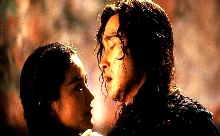 水里亲嘴，冷得发抖，还拍得那么认真。
张国荣怕尴尬，林青霞直接上，俩人就为一个镜