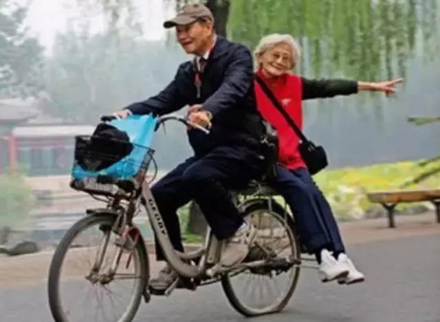年纪越大，越要严守交通规矩——
 
人上了年纪，身体反应变慢，腿脚不再灵便，避险