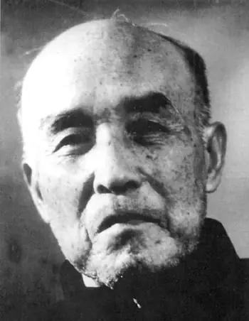 周扬与胡风的恩怨，是中国现代文学史上最沉重、最复杂的一页。
它始于左翼文艺阵营内