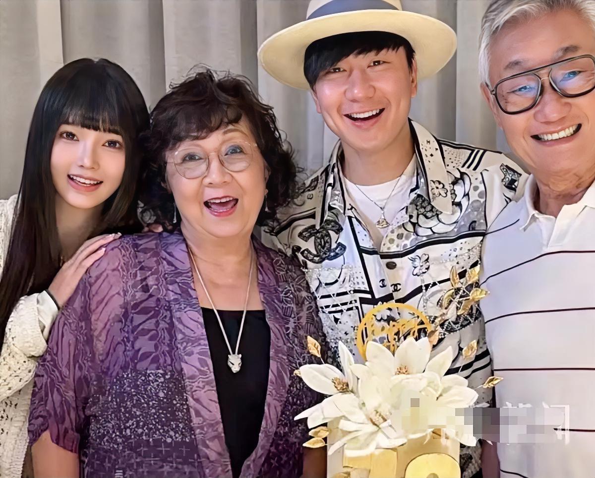 42岁的林俊杰，
女友网红“七七”小21岁。
当初那个跟胡歌说，
他不急我也不急