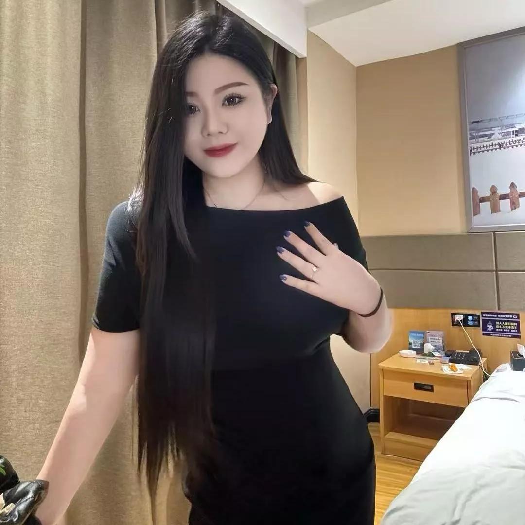 优雅黑裙少女，酒店内甜美自拍。