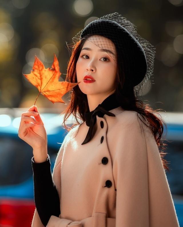 手机摄影大行其道的今天，用手机来拍摄人像屡见不鲜。
现在拿手机拍人，真正难的已经