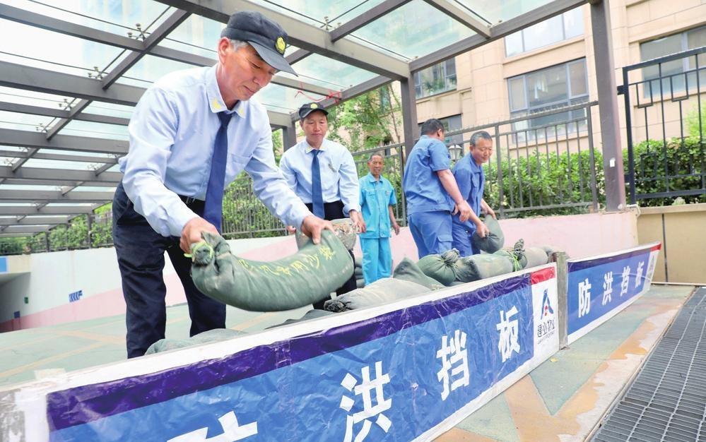 近期，园丁苑社区居委会先后组织辖区内各小区开展防汛应急演练，并向群众普及暴雨预警