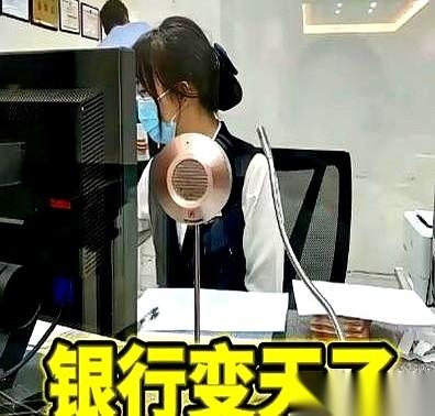我捏着15万现金，往银行柜台前一坐。这钱是卖了旧车凑的，在活期账户里趴了好久。
