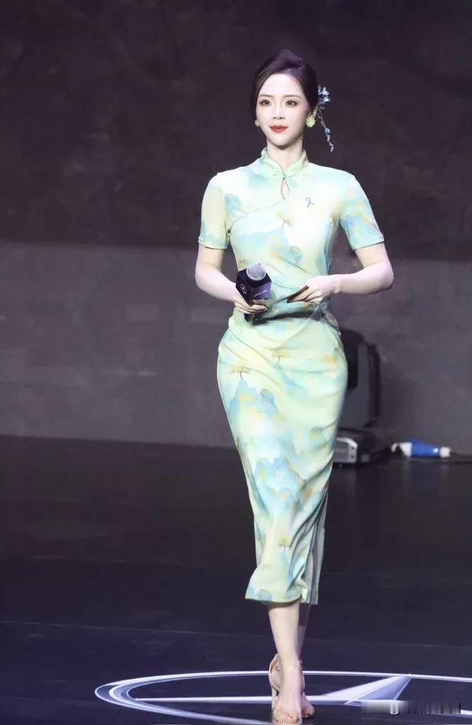 凹凸有致的旗袍余霜阿姨